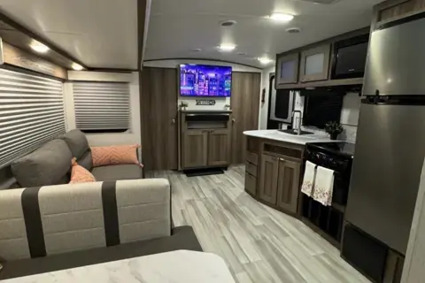MPG Glamper’s Mansion w/ 2 Bedrooms & Outdoor Kitchen