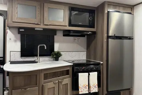 MPG Glamper’s Mansion w/ 2 Bedrooms & Outdoor Kitchen