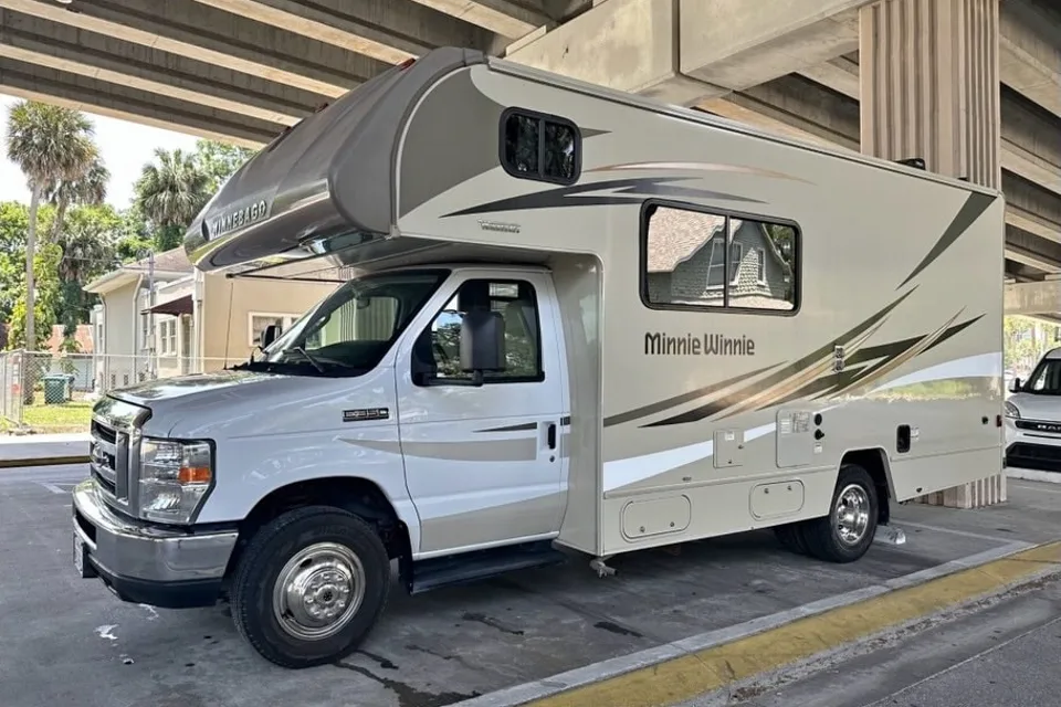 Kenneth 's Winnebago Minnie Winnie 22r Class C