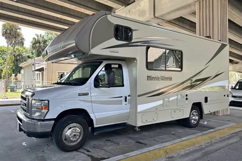 Kenneth 's Winnebago Minnie Winnie 22r Class C