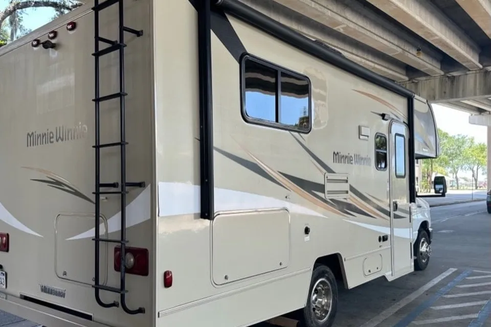 Kenneth 's Winnebago Minnie Winnie 22r Class C