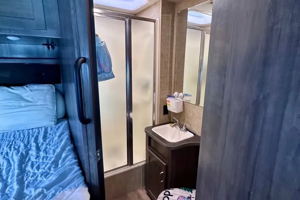 Kenneth 's Winnebago Minnie Winnie 22r Class C