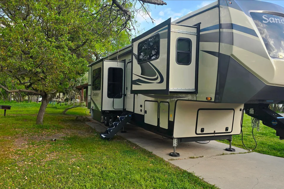 Luxury RV - Perfect for Events & Family Trips | Deliverable