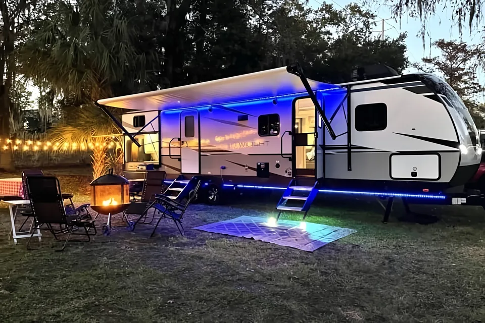 STUNNING + *Twilight* (Delivery Available)
