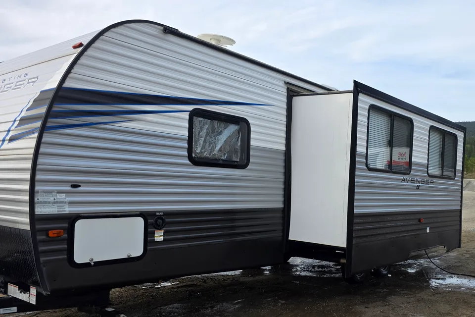 Michelle & Willy's Prime Time 27DBS Travel Trailer