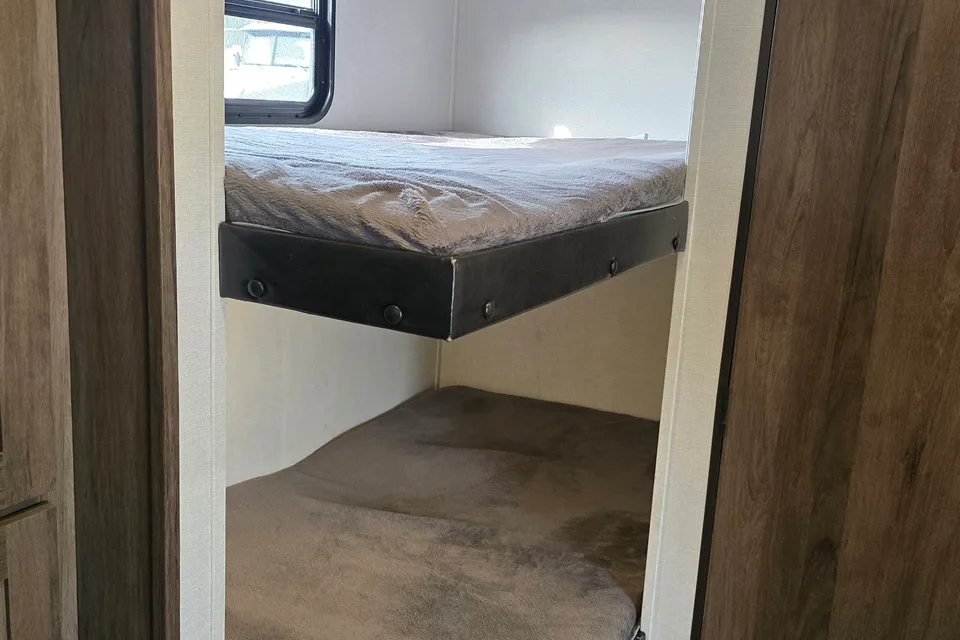 Michelle & Willy's Prime Time 27DBS Travel Trailer