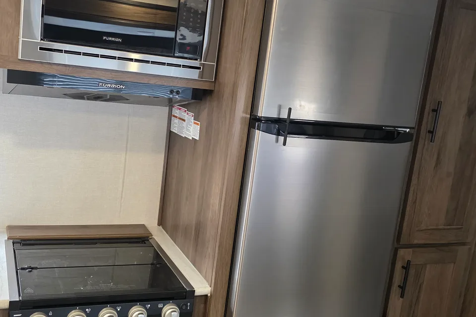 Michelle & Willy's Prime Time 27DBS Travel Trailer
