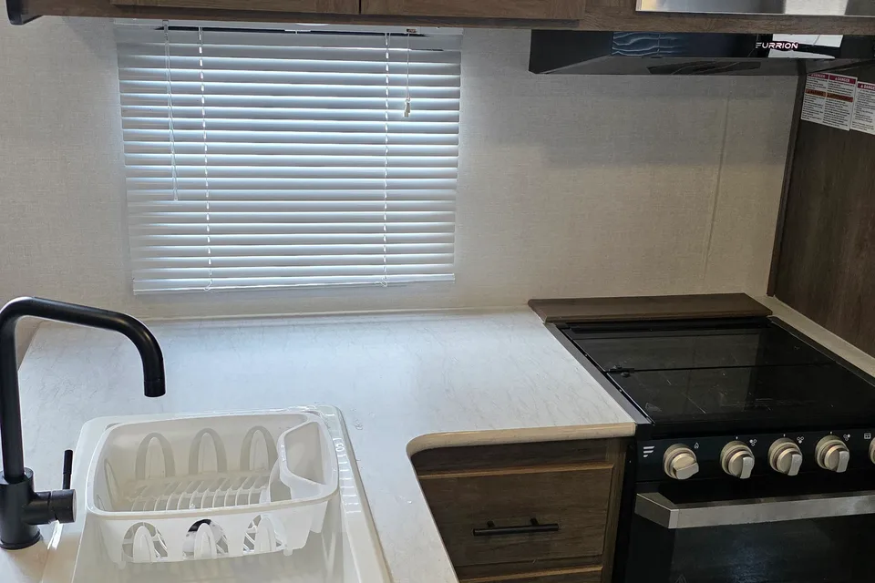 Michelle & Willy's Prime Time 27DBS Travel Trailer