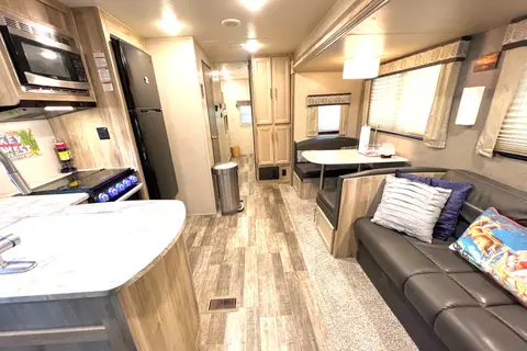2021 Coachmen Catalina Legacy Edition travel trailer 38ft