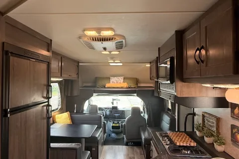 Cozy & Modern 2020 Winnebago Minnie Winnie- Road Trip Ready!
