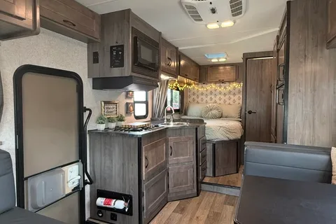 Cozy & Modern 2020 Winnebago Minnie Winnie- Road Trip Ready!