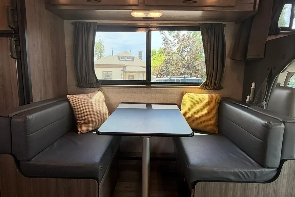 Cozy & Modern 2020 Winnebago Minnie Winnie- Road Trip Ready!