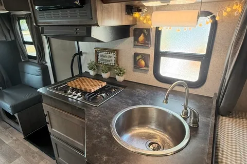 Cozy & Modern 2020 Winnebago Minnie Winnie- Road Trip Ready!