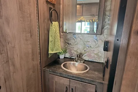 Cozy & Modern 2020 Winnebago Minnie Winnie- Road Trip Ready!