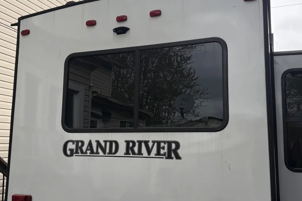 Gina's Grand River 31RLI Travel Trailer