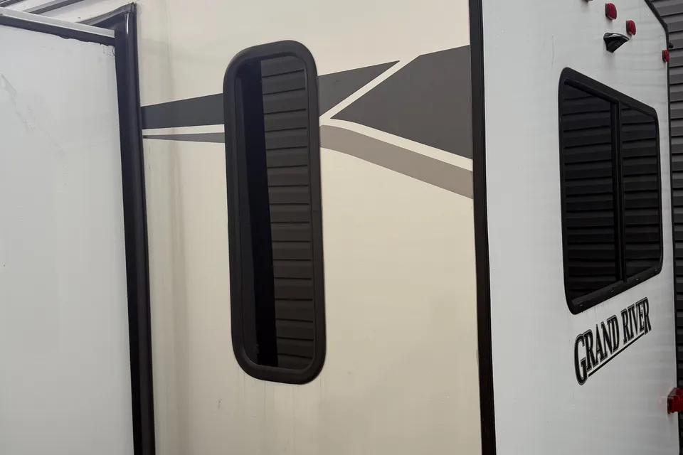 Gina's Grand River 31RLI Travel Trailer