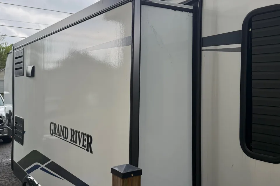 Gina's Grand River 31RLI Travel Trailer