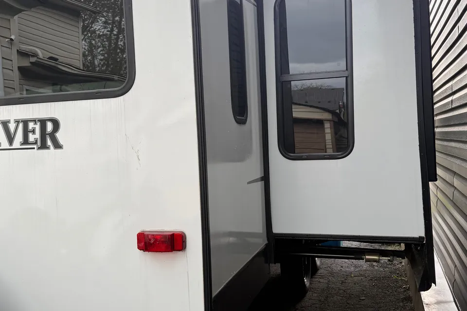 Gina's Grand River 31RLI Travel Trailer