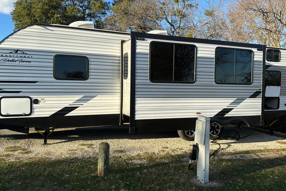 East to West Della Terra BH271 Travel Trailer