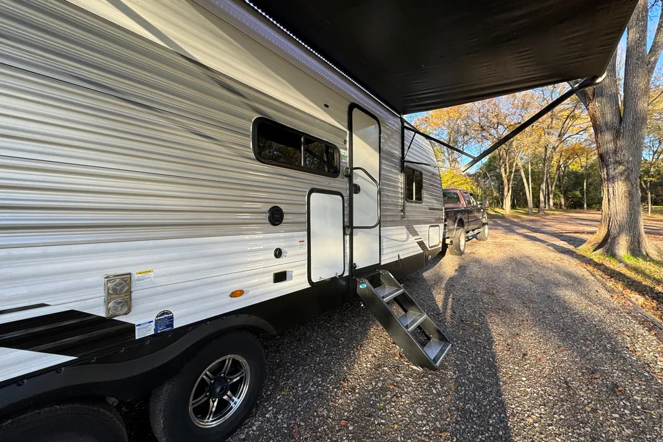 East to West Della Terra BH271 Travel Trailer