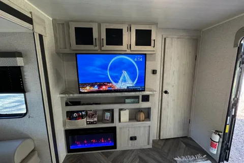 East to West Della Terra BH271 Travel Trailer