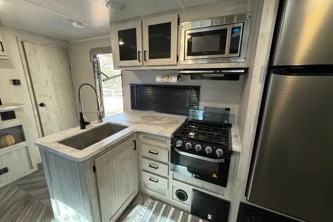 East to West Della Terra BH271 Travel Trailer