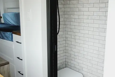 Cozy custom crafted van with Shower, Toilet, Heat and more!