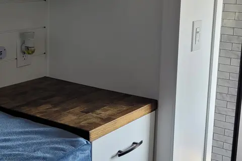 Cozy custom crafted van with Shower, Toilet, Heat and more!