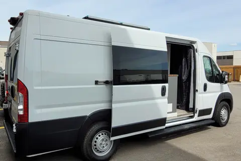 Cozy custom crafted van with Shower, Toilet, Heat and more!