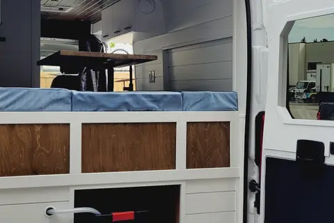 Cozy custom crafted van with Shower, Toilet, Heat and more!
