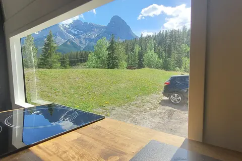 Cozy custom crafted van with Shower, Toilet, Heat and more!