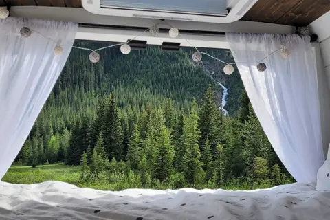 Cozy custom crafted van with Shower, Toilet, Heat and more!