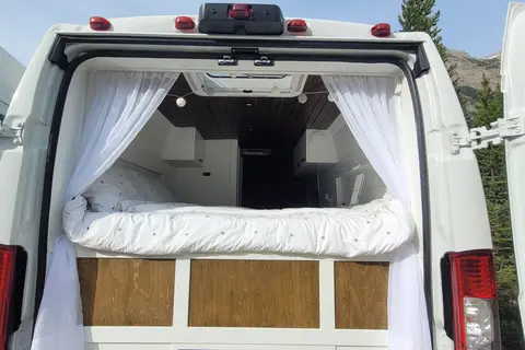 Cozy custom crafted van with Shower, Toilet, Heat and more!