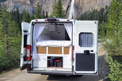 Cozy custom crafted van with Shower, Toilet, Heat and more!