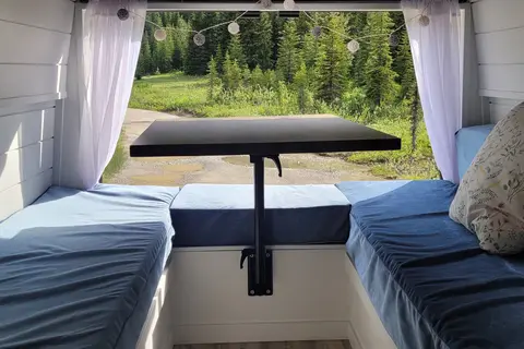 Cozy custom crafted van with Shower, Toilet, Heat and more!