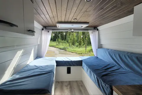 Cozy custom crafted van with Shower, Toilet, Heat and more!