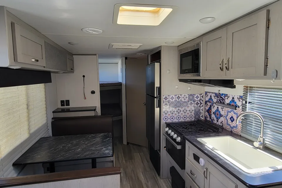 Tiny Home-Pathfinder Bunkhouse: Lightweight & Ready for Adventure Tracer 200BHSLE