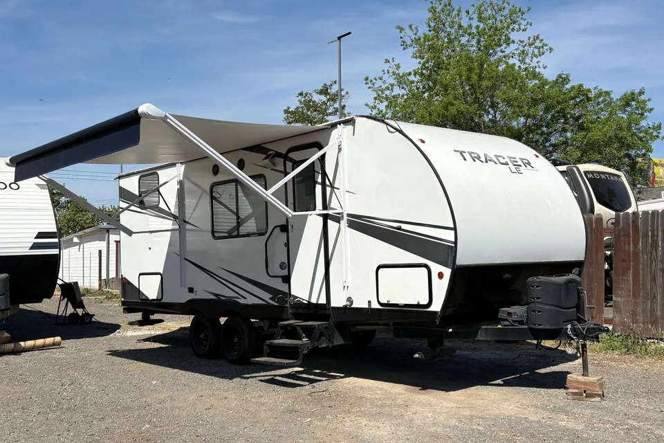 Tiny Home-Pathfinder Bunkhouse: Lightweight & Ready for Adventure Tracer 200BHSLE