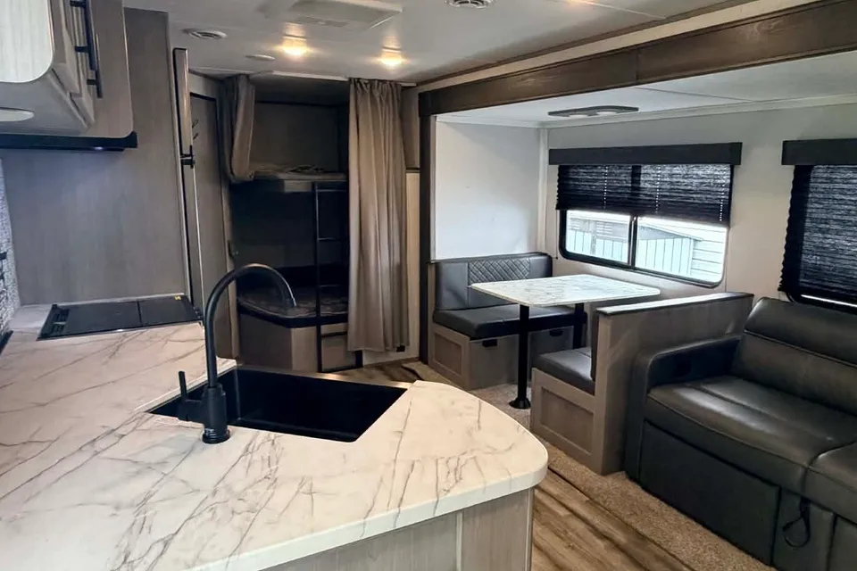 RS Récréatif Loc - L’oasis mobile | 8 voyageurs | Clef en main | Livraison Disponible