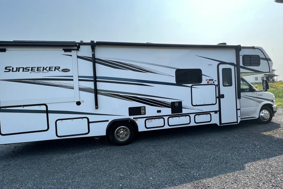 Janie's Forest River Sunseeker 3010DS Class C
