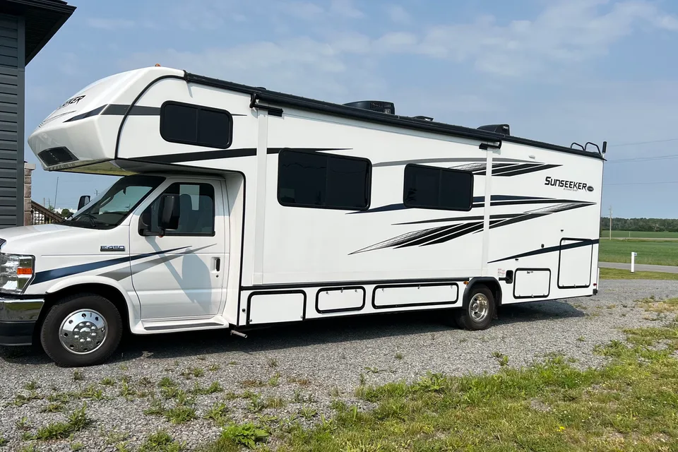 Janie's Forest River Sunseeker 3010DS Class C