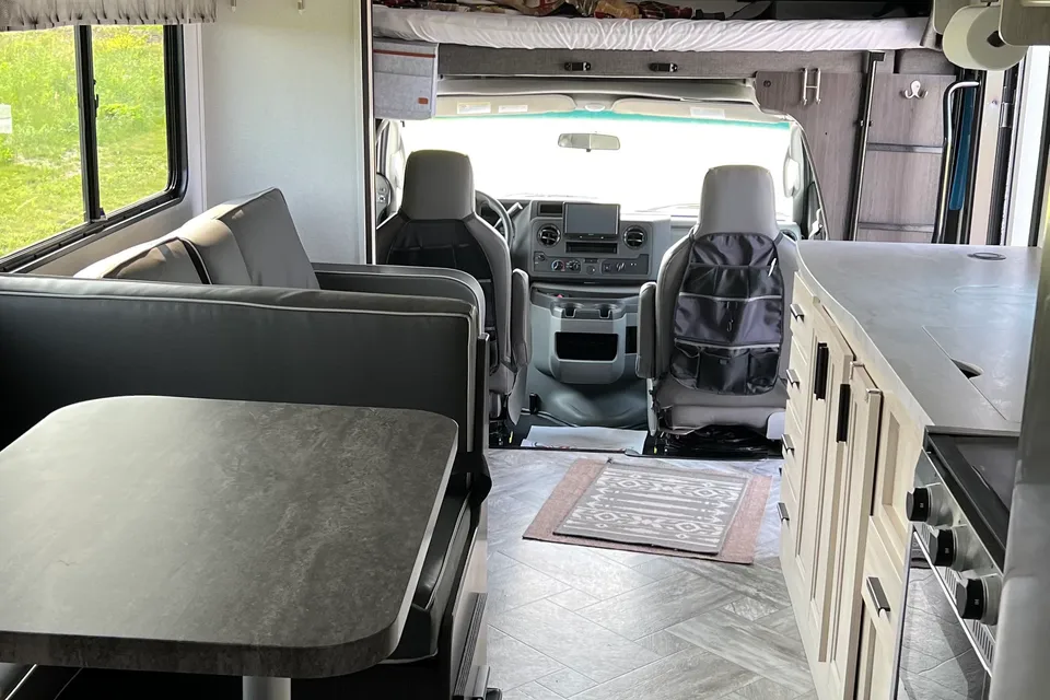 Janie's Forest River Sunseeker 3010DS Class C