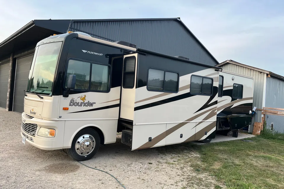 Spacious Family-Friendly Fleetwood Bounder – Sleeps 6