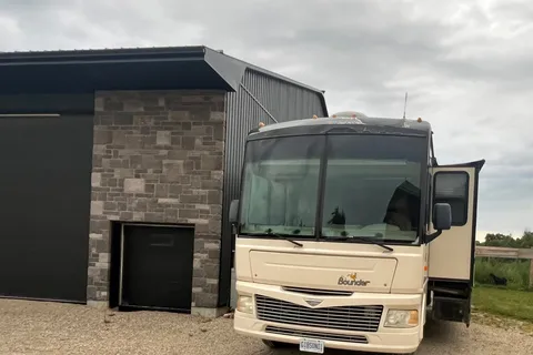 Spacious Family-Friendly Fleetwood Bounder – Sleeps 6