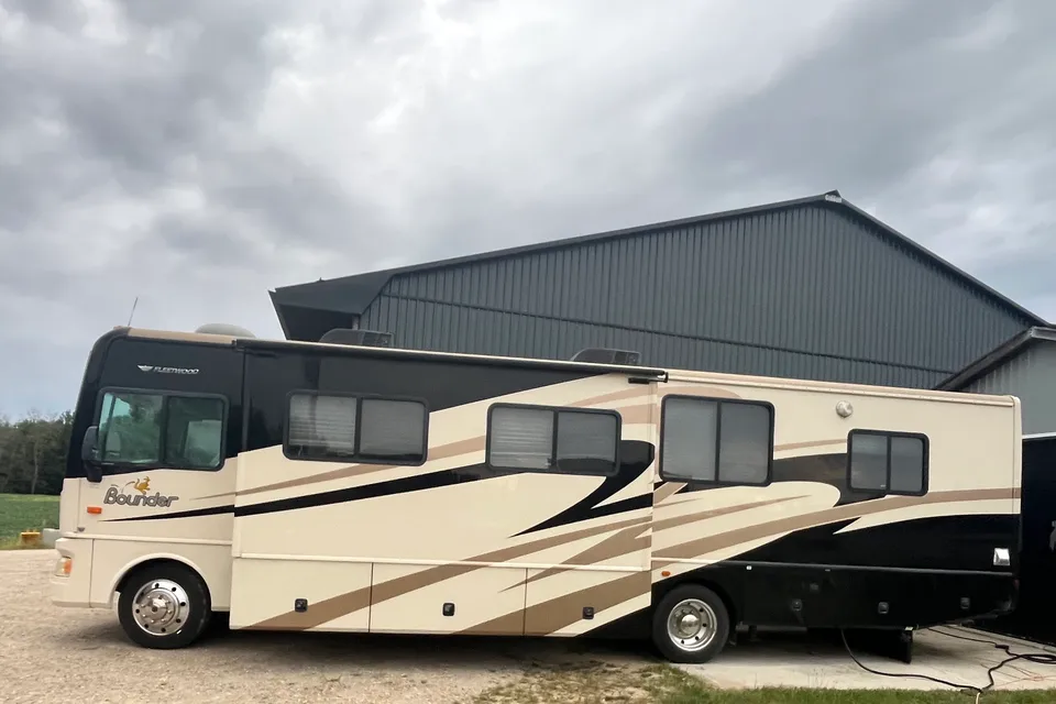 Spacious Family-Friendly Fleetwood Bounder – Sleeps 6