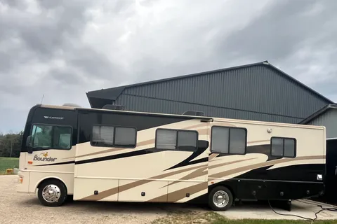 Spacious Family-Friendly Fleetwood Bounder – Sleeps 6