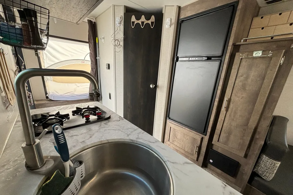 ✨ STRESS-FREE GETAWAY ✨ | We Deliver & Set Up! | Sleeps 6 | Modern Hybrid
