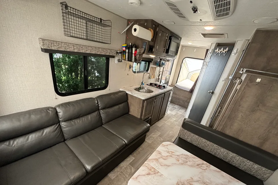 ✨ STRESS-FREE GETAWAY ✨ | We Deliver & Set Up! | Sleeps 6 | Modern Hybrid