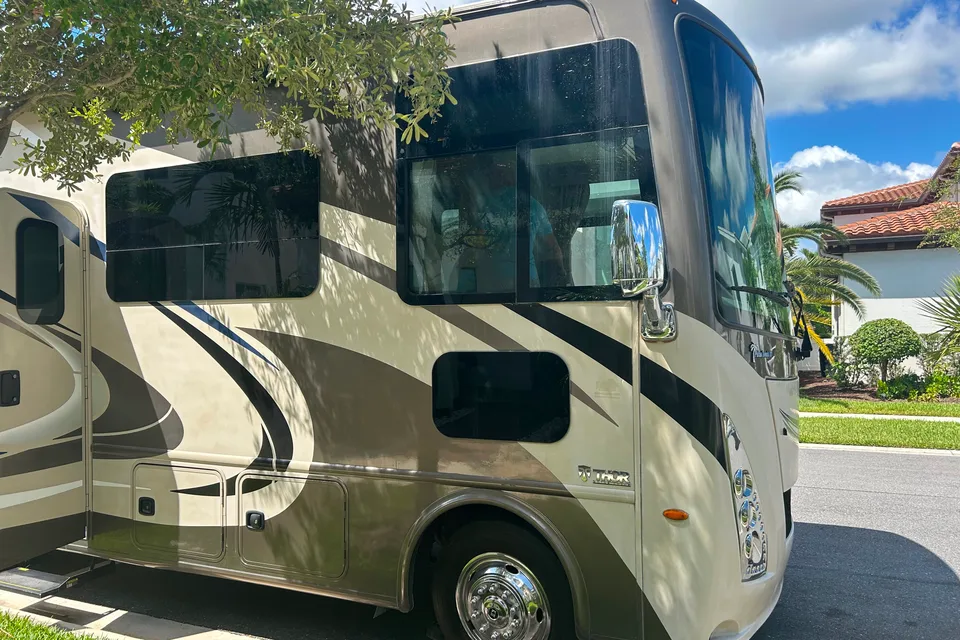 J&FW’s Thor Motor Coach 34J Windsport Class A