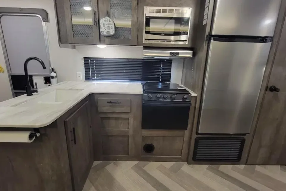 Lindsay’s Easy Camper Lodging - 263BHXL